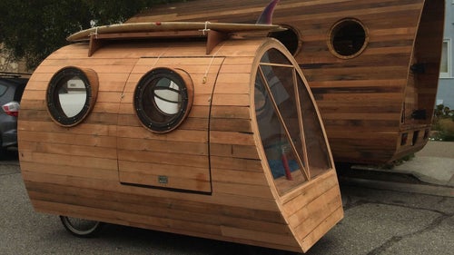 Artist Jay Nelson’s handmade vehicle can drive nearly 10 miles on a single charge at speeds approaching 20 mph. The surprisingly spacious interior accommodates a kitchen with a sink, stove, cooler, and storage units, as well as a toilet and bed with built-in storage. With controls centralized in the steering wheel, the operator sits cross-legged while driving.