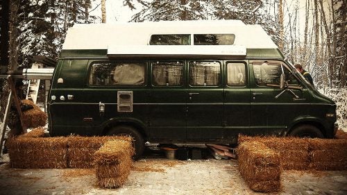 After the engine died, Eastbound spent a few days thinking about how he could insulate the vehicle for the winter. “I wasn’t keen on using traditional pink insulation,” he says. “Because at that point, I might as well just build a little shack.”
Instead, he buried his van in 117 straw bales—a cheap, plentiful, and renewable material.