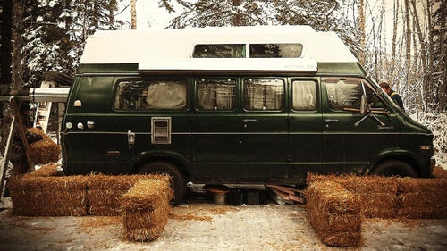 After the engine died, Eastbound spent a few days thinking about how he could insulate the vehicle for the winter. “I wasn’t keen on using traditional pink insulation,” he says. “Because at that point, I might as well just build a little shack.”
Instead, he buried his van in 117 straw bales—a cheap, plentiful, and renewable material.