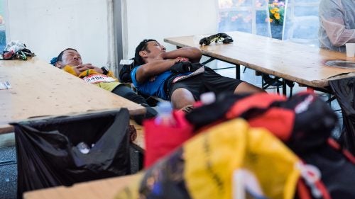 With an evening start, the ultra runners begin the arduous UTMB with a sleep deficit. Some cat nap during the race.