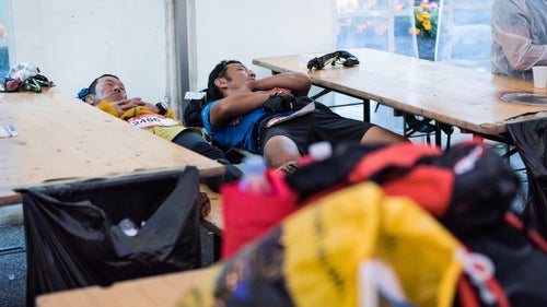 With an evening start, the ultra runners begin the arduous UTMB with a sleep deficit. Some cat nap during the race.