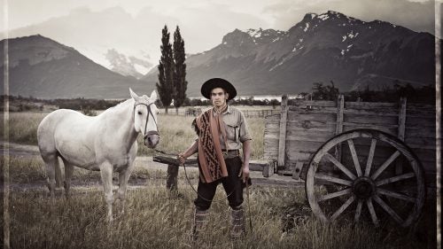 The Argentinian Pampas are rolling terrains of grasses, flowers, and herbs and are the home of the Gauchos. The nomadic and colorful horsemen and cowboys have wandered the prairies since as early as the 1700s, when the flatlands were overpopulated by wild cattle (cimarrón), originally brought to South America by the Spanish conquistador Pedro de Mendoza in 1538. Some presume that the name “gaucho” is derived from the Mapauche cauchu, meaning “vagabond.” Gauchos were loners who were hardy and uncompromising, but famed for their kindness to fellow travellers, always sharing their food or what little shelter they had. The pastimes of the gauchos included gambling, drinking, playing the guitar, and singing about their skills in hunting, fighting and lovemaking.