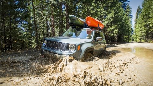For the second adventure, the Jeep® brand enlisted pro kayaker Steve Fisher, one of the world’s top expedition paddlers, who had always dreamed of running the fabled Merced River in Yosemite National Park. Due to the extreme difficulty of the whitewater, this 15-mile stretch of slides and gorges that ends at the iconic Nevada Falls remains a holy grail among paddlers. Until now, paddling the park has been illegal. Finally, in 2015, after years of lobbying, the park rules changed to allow kayaking on the rapids. Steve Fisher and his team want to be the first to challenge these waters legally.