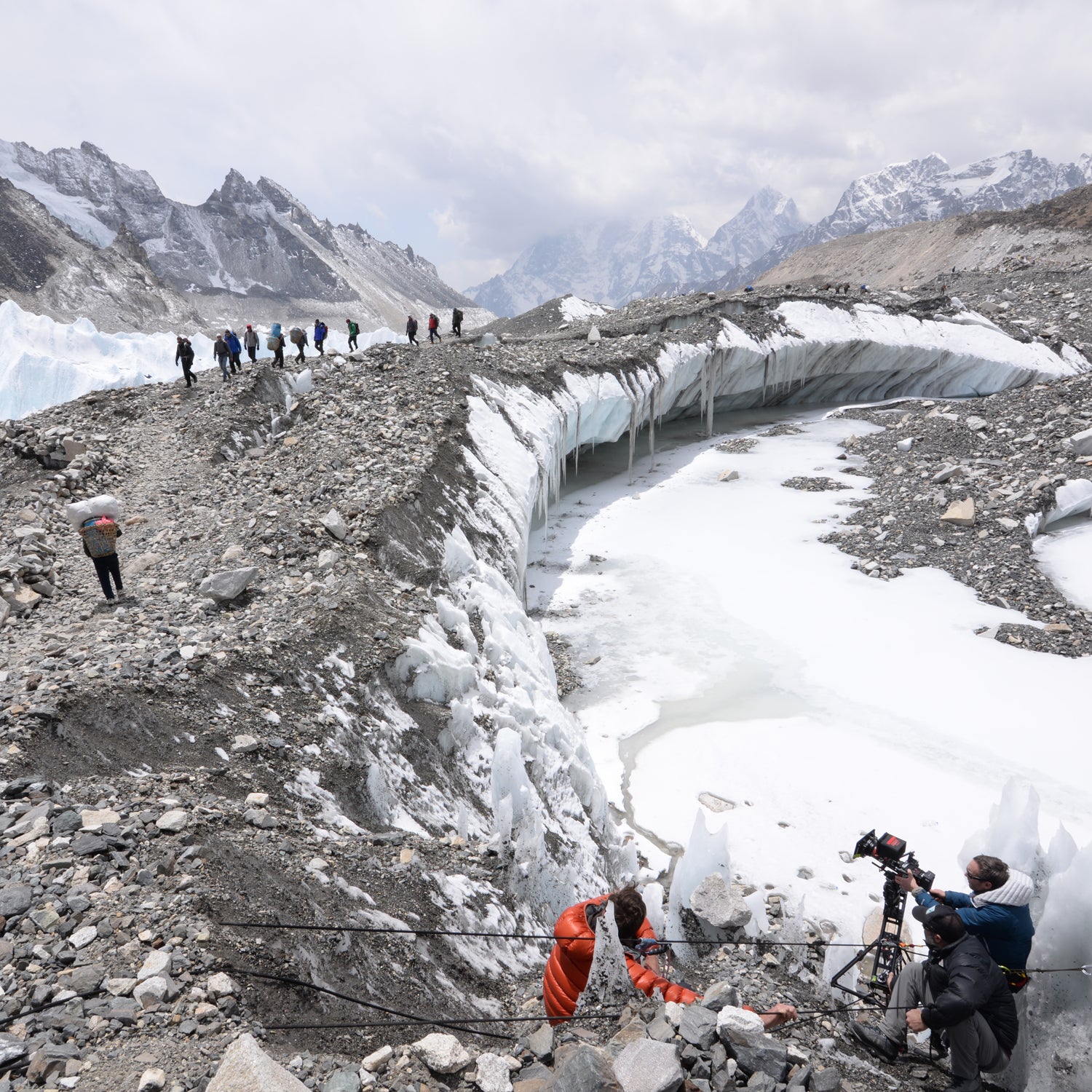 Kent Harvey on camera with first camera assistant Paul Santoni and stunt double/safety Stefan Sporli filming an Everest basecamp approach sequence.