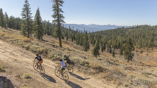 Last Saturday, I lined up with Outside online editor Scott Rosenfield and 369 other riders for Giro’s inaugural Grinduro, a 60-mile race-ride hybrid in the mountains above the tiny logging town of Quincy, California (population 1,728). The event combined elements of gravel grinding with enduro-style mountain bike racing: Four timed segments (totaling about 17.5 miles) that count toward our overall result, but during the rest of the race we were free to cruise along at a conversational pace. At least in theory. Combined, the event’s two climbs totaled 8,000 feet of vert and 28 miles, with the second monster averaging about 12 percent grade. Survivors were rewarded with beer, live music, food, and festival-style camping at the Quincy fairgrounds, which served as Grinduro’s de facto headquarters.
Ultimately, it felt like a big group ride—with some friendly competition sprinkled throughout—more than anything else, with riders stopping to helping each other with flats (frequent) and hanging out over a handful of Doritos (delicious). It was maybe the hardest 60 miles of my life, but it was also really damn fun.