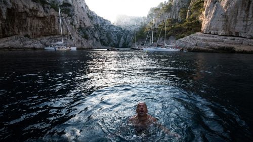 Famous for its unique setting, the Calanque d’En Vau gets very crowded in the summer. Often at the end of the day, after the crowds of tourists are gone, Franc arrives here with his boat to train.