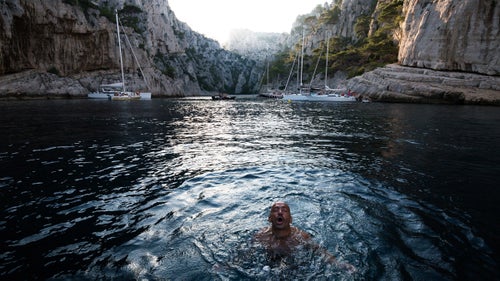 Famous for its unique setting, the Calanque d’En Vau gets very crowded in the summer. Often at the end of the day, after the crowds of tourists are gone, Franc arrives here with his boat to train.