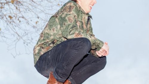 Burton made the Conduct with spring snowboarding in mind. A DWR finish offers light protection from precipitation, while the 40-gram polyester insulation stops wind. Multiple pocket options—snap, zip, and open—let you hold all your essentials on the hill.