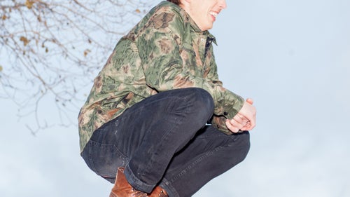 Burton made the Conduct with spring snowboarding in mind. A DWR finish offers light protection from precipitation, while the 40-gram polyester insulation stops wind. Multiple pocket options—snap, zip, and open—let you hold all your essentials on the hill.