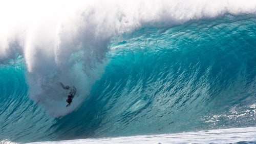 20-year-old Hawaiian Makai McNamara gets pitched in the final.