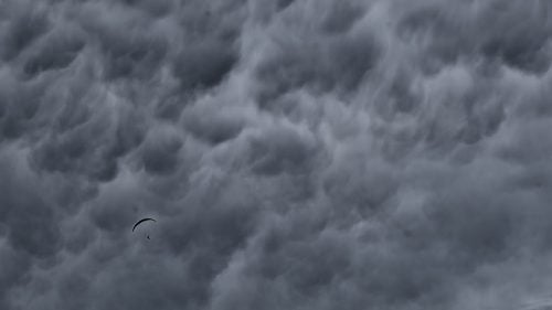 Our instructor, Henzi, soaring below some wild mammatus clouds above Valle de Bravo.