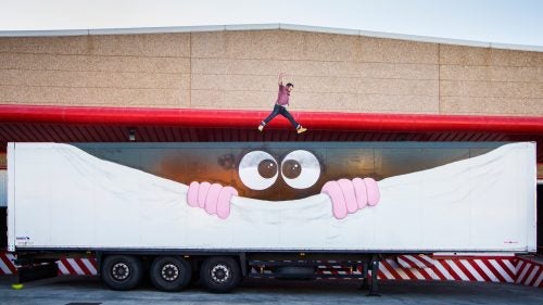 Calleja’s approach to this project was for the piece to be very simple, since onlookers will only have a few seconds to view it as they are driving by.