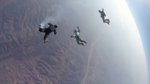 One of Aikins’ support jumpers wore a smoke-emitting device on his leg so viewers could track the freefall from below. Aikins decided not to: “I don’t want anything else on my body,” he said leading up to the stunt.