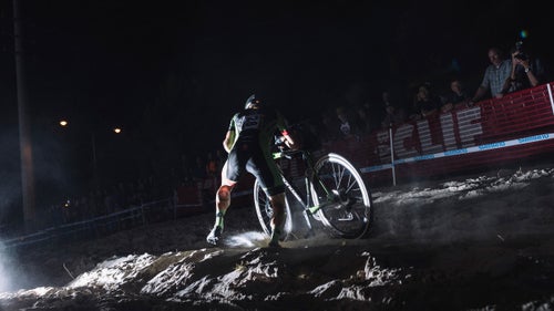 Pro rider Stephen Hyde of the Cannondale team navigates the sandpit.