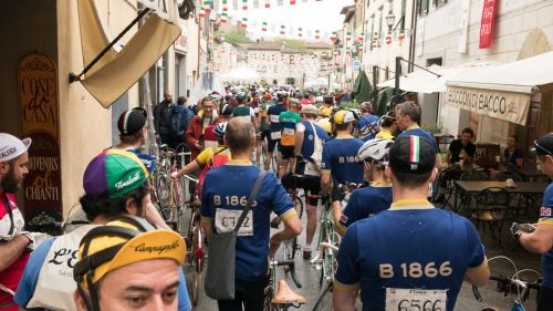 Merino and musette bags cover a sea of cyclists queued up in the center of town, waiting to start their ride. Wool was the jersey material of choice for the vast majority of the 7,000 riders.