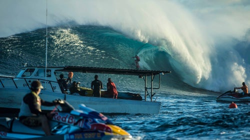 2015/2016 WSL Big Wave World Tour Champion and athlete representative Greg Long displayed his superior skills during the first heat of the men’s event. Long donated his own money to support the purse for the final contest of the Big Wave World Tour at Todos Santos in 2010. His leadership has been a driving force in the professionalization of the sport for men and women.