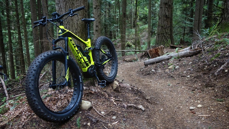 The front fork is a RockShox Bluto RL Solo Air with 100mm of travel. The shock is a 120mm RockShox Monarch RT. Drivetrain is 1x11 Shimano XT. Brakes are Magura XT5 four-piston (front), and XT4 two-piston (rear).
