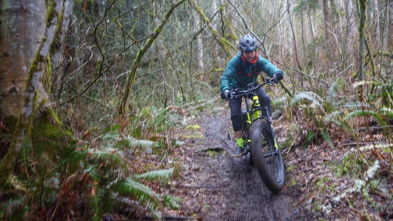 With four-inch-wide tires mounted on 80mm-wide rims, the Monster E FS excels on soft surfaces. You can ride this thing on snow, mud, and sand, and go further, faster thanks to the electric assist.
