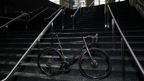 Ben Farver started Argonaut in 2007 and began making custom carbon-fiber bikes in 2012. “We are trying to build the best road bikes in the world,” he says about his Bend, Oregon–based factory. This is the company’s disc road whip built with Enve’s Speed Release wheel and axle design, a Cerakote matte paint job, Chris King hubs and and headset, and an Enve cockpit.