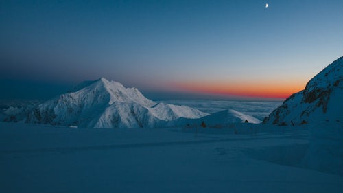 To acclimatize, Bono climbed from basecamp up to camp 14 at 14,000 feet. Most nights, at around midnight, she’d leave her tent to go to the bathroom and say, “Savannah, you have to see this sunset.”