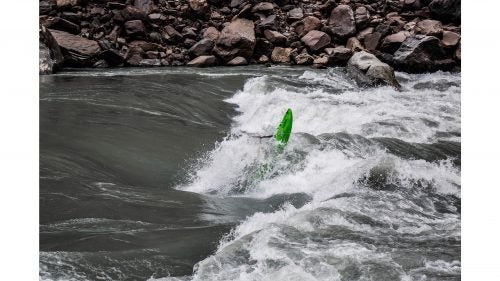 The fast-flowing current in the center of the river is a dangerous place that quickly drags you into the next rapid. A mistake can be serious.