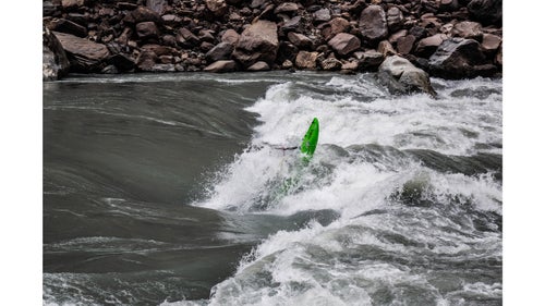 The fast-flowing current in the center of the river is a dangerous place that quickly drags you into the next rapid. A mistake can be serious.