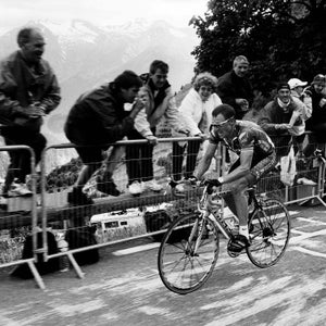 Lance Armstrong leading Jan Ullrich at l'Alpe d'Huez during the 2001 Tour.