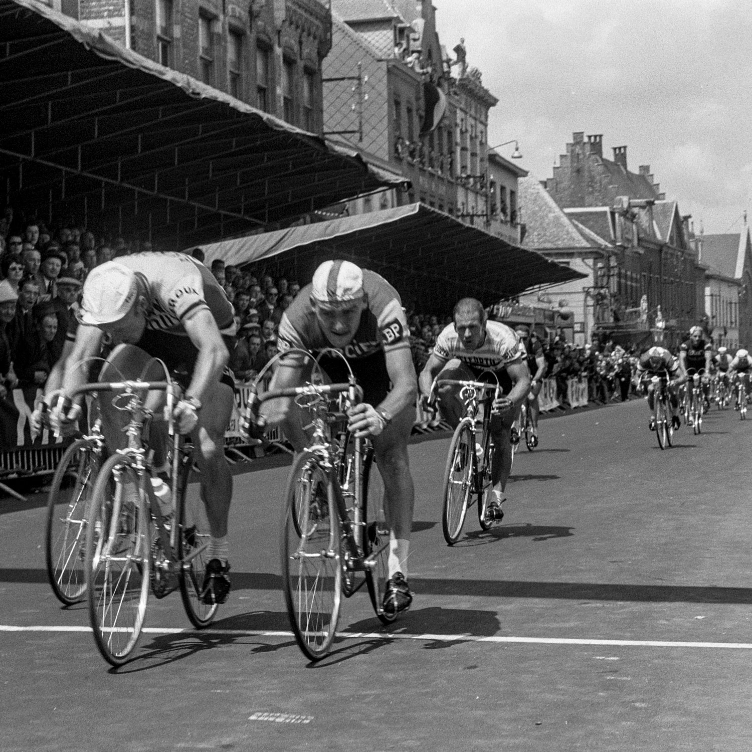 André Darrigade finishes ahead of Frans Melckenbeeck in the second stage Tour de France, 1962.