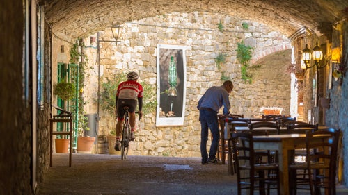 Nobody cares about road bikes anymore. But I’d argue these light, fast, and efficient machines are still great for exploring; something that was reaffirmed when I rode a Pinareallo F10 through Italy on a trip with InGamba tours.
Pedaling up to six hours each day, I got an unobstructed view of the countryside that I would have missed while sitting in a tour bus. I met locals and got a close look at vineyards and medieval fortresses I would have otherwise whizzed past in a car. And thanks to all those calories I burned each day, it felt great to eat heaping platefuls of fettucine with ragu bolognese every night, washed down with glass after glass of Chianti Classico.
Photo: The group rolls through Castellina in Chianti, a small town of 3,000 people that sits just north of Siena.