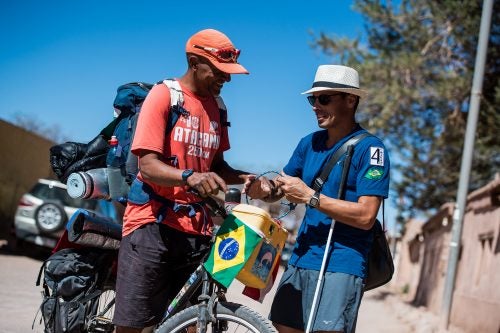 ANICETO ALMEIDA AND VLADMI VIRGILIO MEET FOR the first time in San Pedro de Atacama, one day before the start of the race. Aniceto gifted Vlad with a loop rope to represent their partnership and invitation acceptance to be his guide. Iniceto rode his bike 5000km | 85 days, from Belem, Brazil to Atacama Chile. He was not registered for the race, but decided that he had a calling. Vlad on the other hand, was registered but did not have a guide. however, he was sure that arriviving in Atacama he would find someone to guide him. The race director was moved and invited Iniceto to guide Vlad .