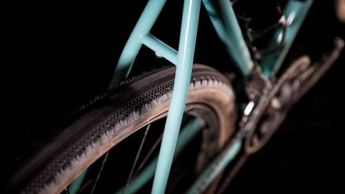 Other than the supple ride provided by the steel frame, the best thing about this bike is the massive tire clearance. We rode it primarily on 650Bs with the excellent 47c WTB Byway semi-slick tires (love!), and there’s miles of space for more. Still, with a set of 700c Enve 3.4s and 28c tires, the bike still looked great (which isn’t always the case on all-road bikes with skinny tires) and was plenty fleet for everyday pavement.