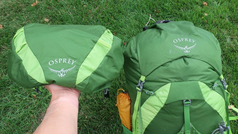 The top lid can be removed to eliminate some volume and weight. A secondary flap takes its place.