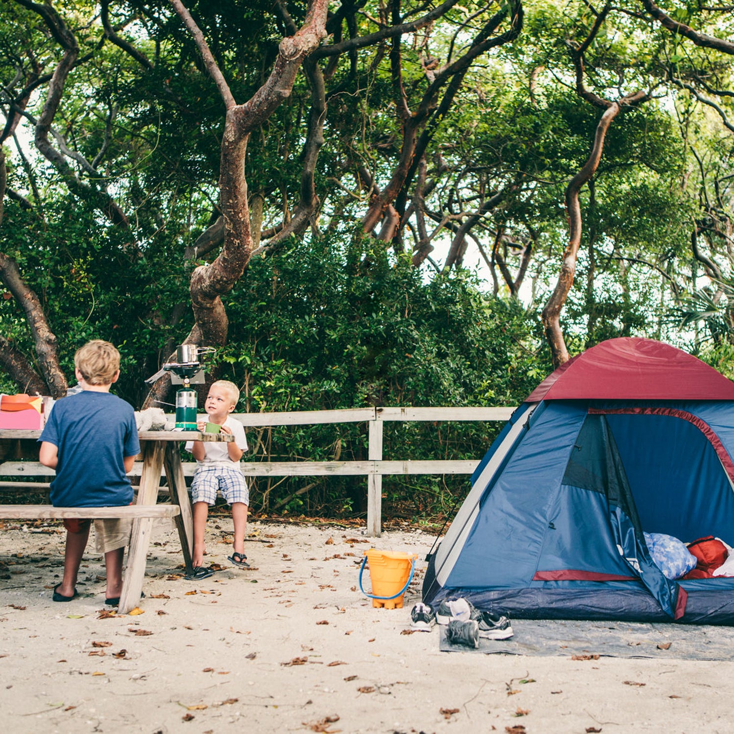 The online and app-based booking site Hipcamp announced that its third-party platform is now the first to feature both public and private campsite availability in real time.