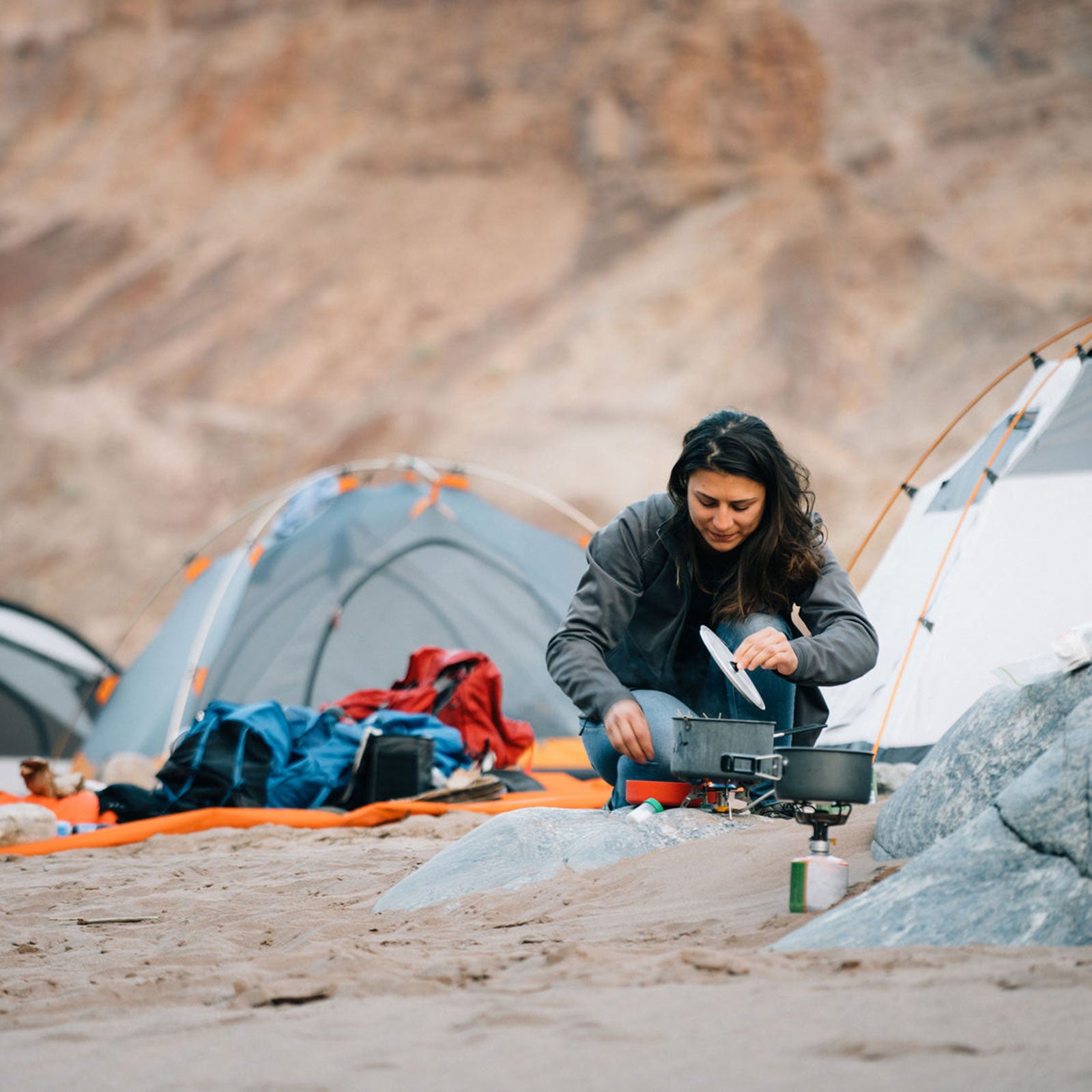 Getting sufficient calories when backpacking can be a challenge. Here are some hacks to eat enough calories efficiently and deliciously.