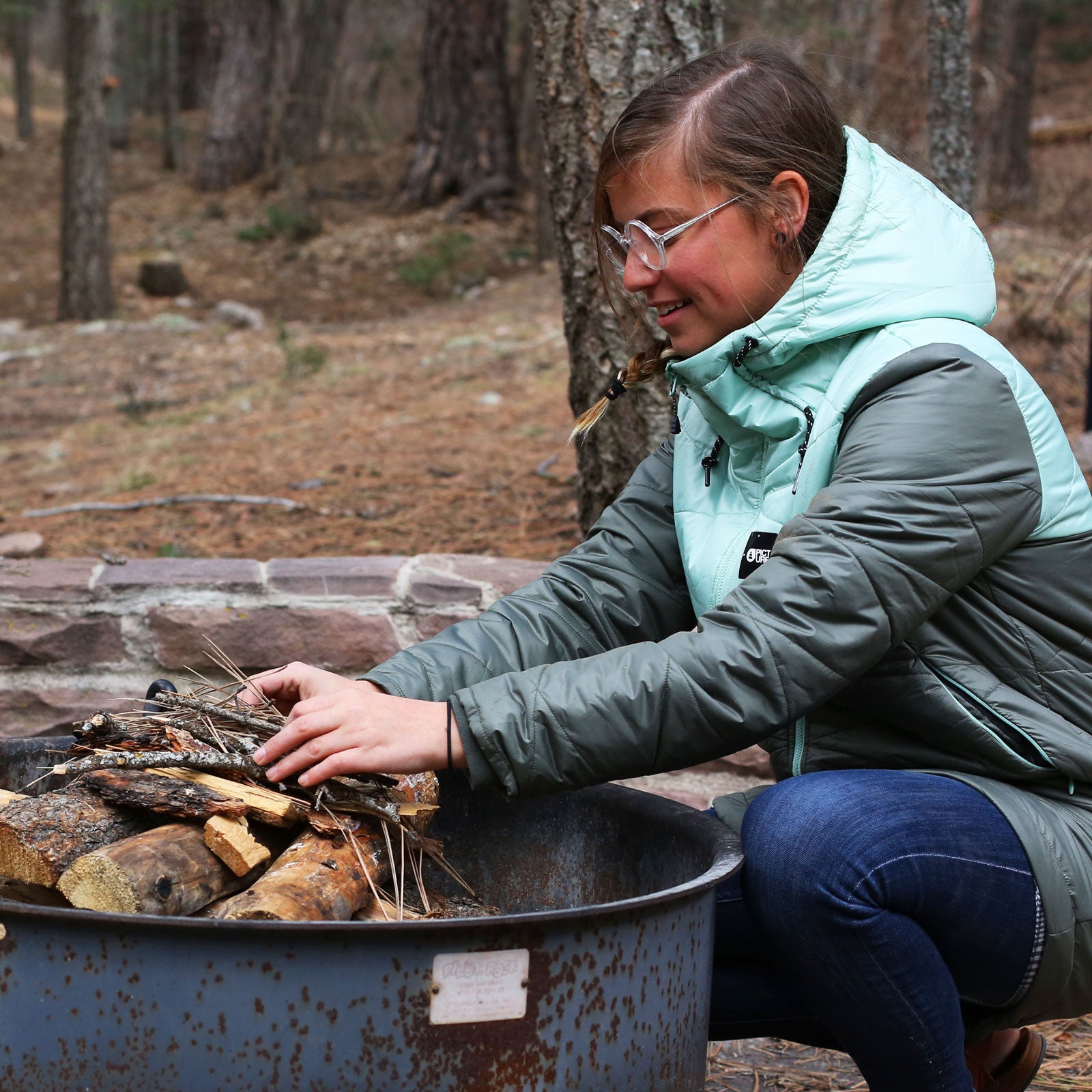 Building a campfire is one thing, but keeping it blazing so you can enjoy its warm glow for hours is another.