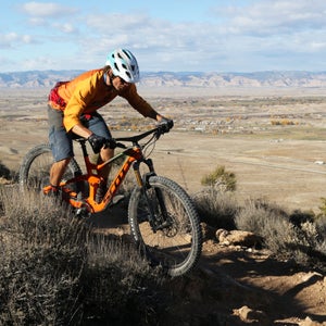 Tester Mike Raney descends a trail outside Grand Junction, Colorado, on the Scott Ransom 900 Tuned.