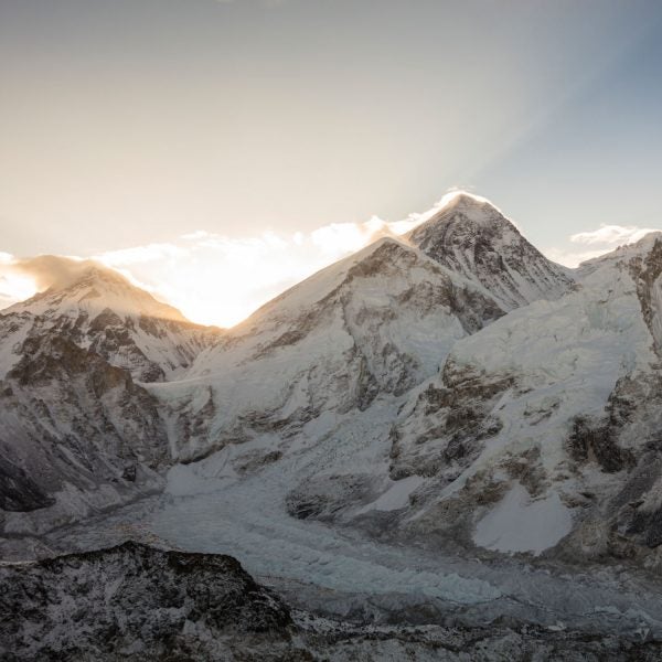 The death toll on Everest rises to ten