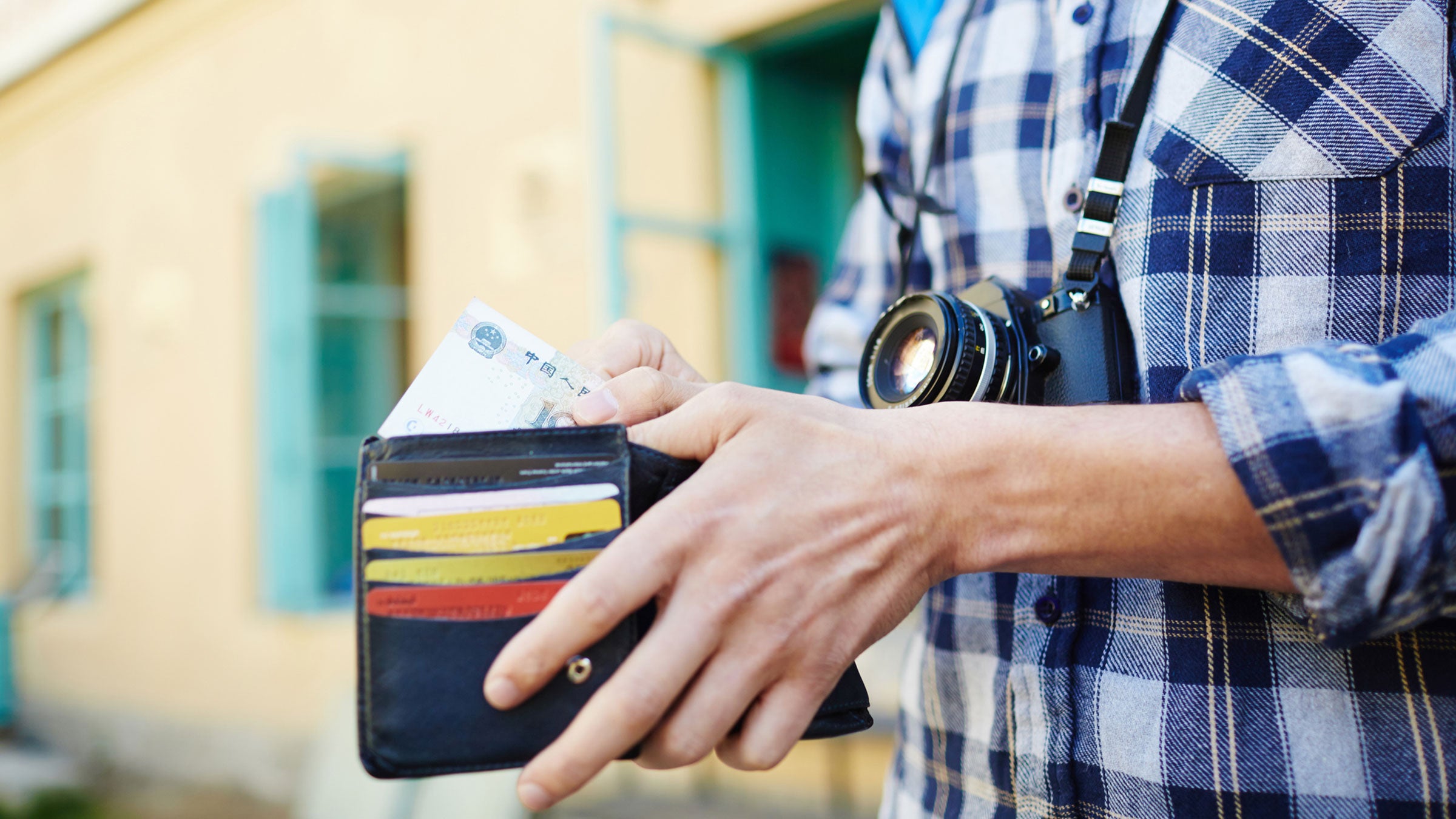 How to make smart money decisions while traveling
