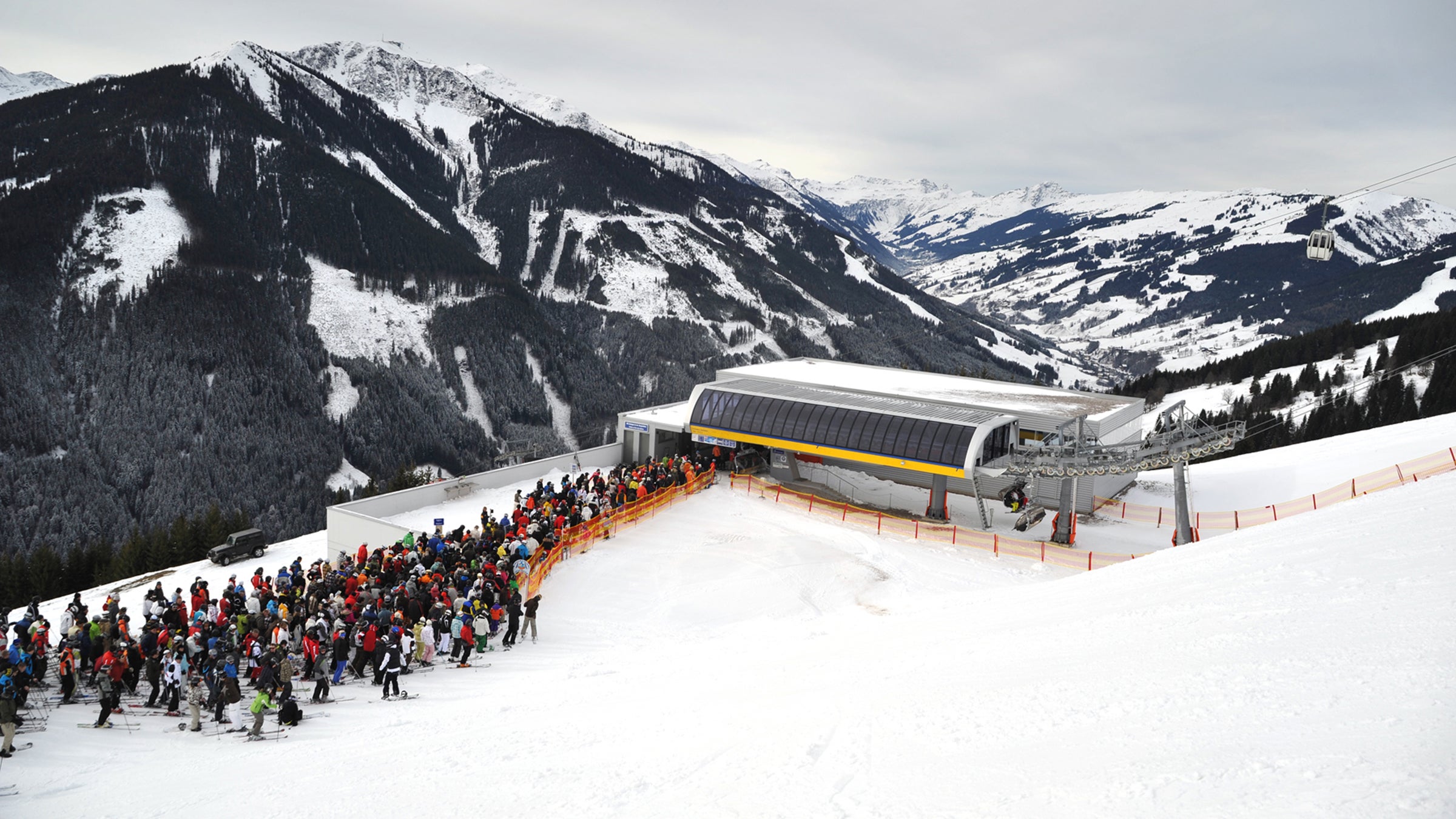 queue at lift - Warteschlange