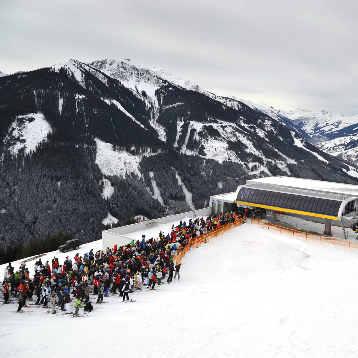 queue at lift - Warteschlange