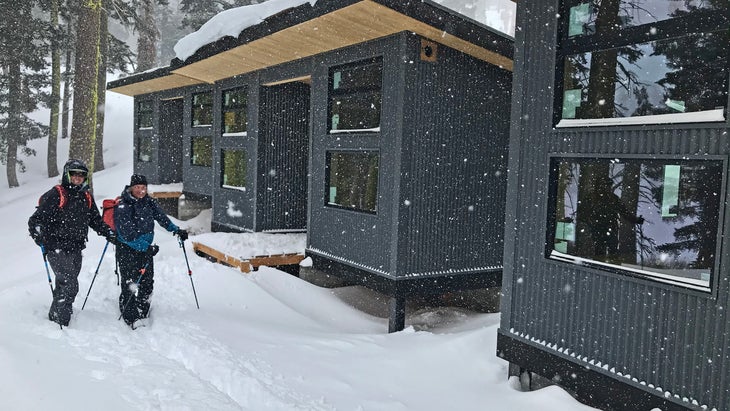 Tahoe hut Froglakes skiers