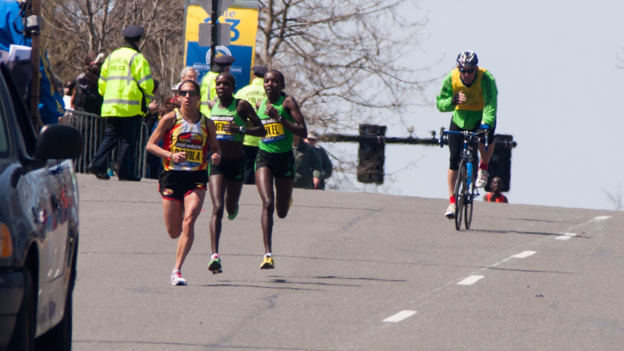 Desi Linden pulling away on downhill at mile 23