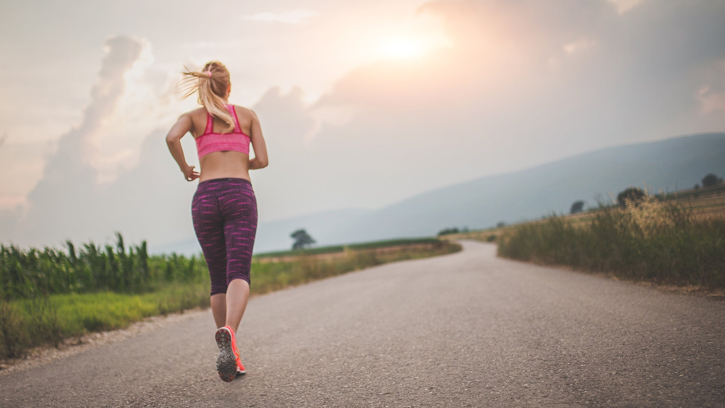 woman running long on low glycogen