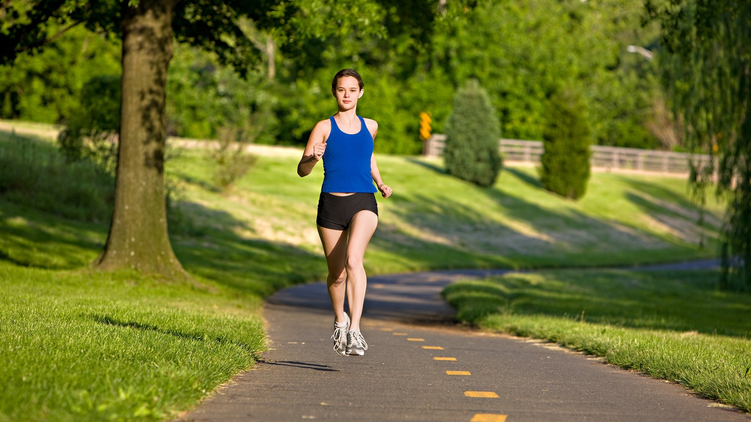 She running. Девушка бегает. Девушка бежит батарейка. Лицо бегуна как меняется. Heide denkt Sie ist zu unsportich упражнение.