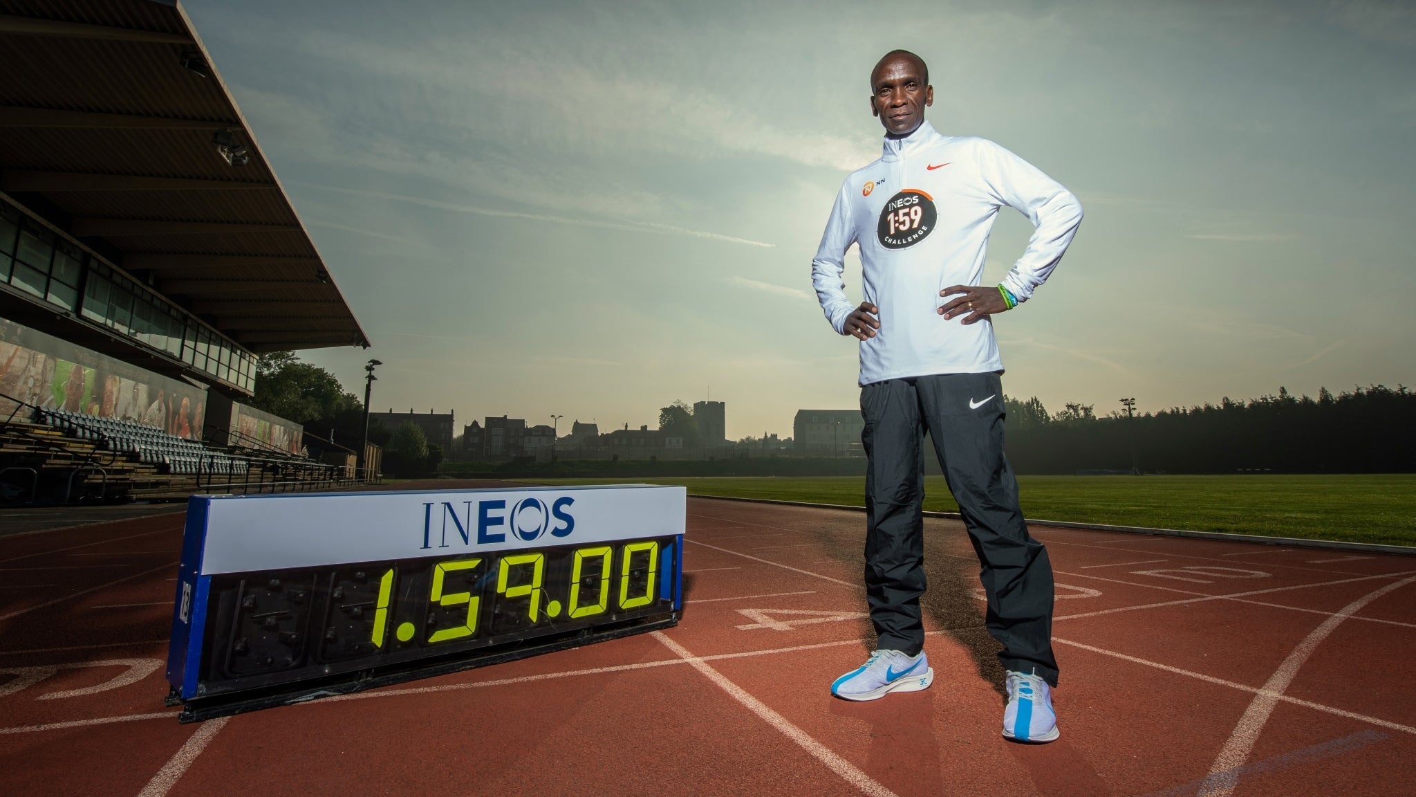 Kipchoge with 1:59 goal sign