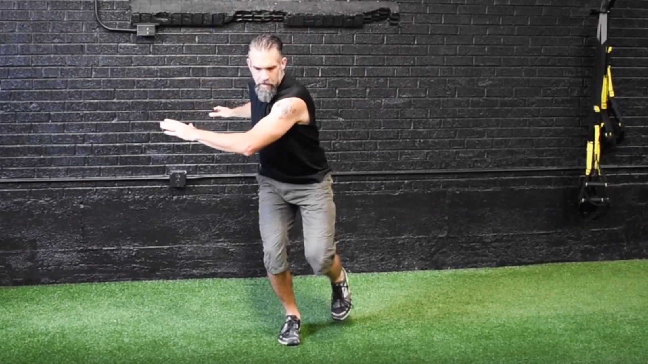 Single-leg squat with upper body twist