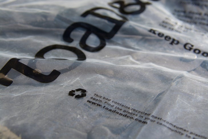 Toad&Co - Recycled bag Toad&Co's recycled polybag use din shipping: sustainable packaging