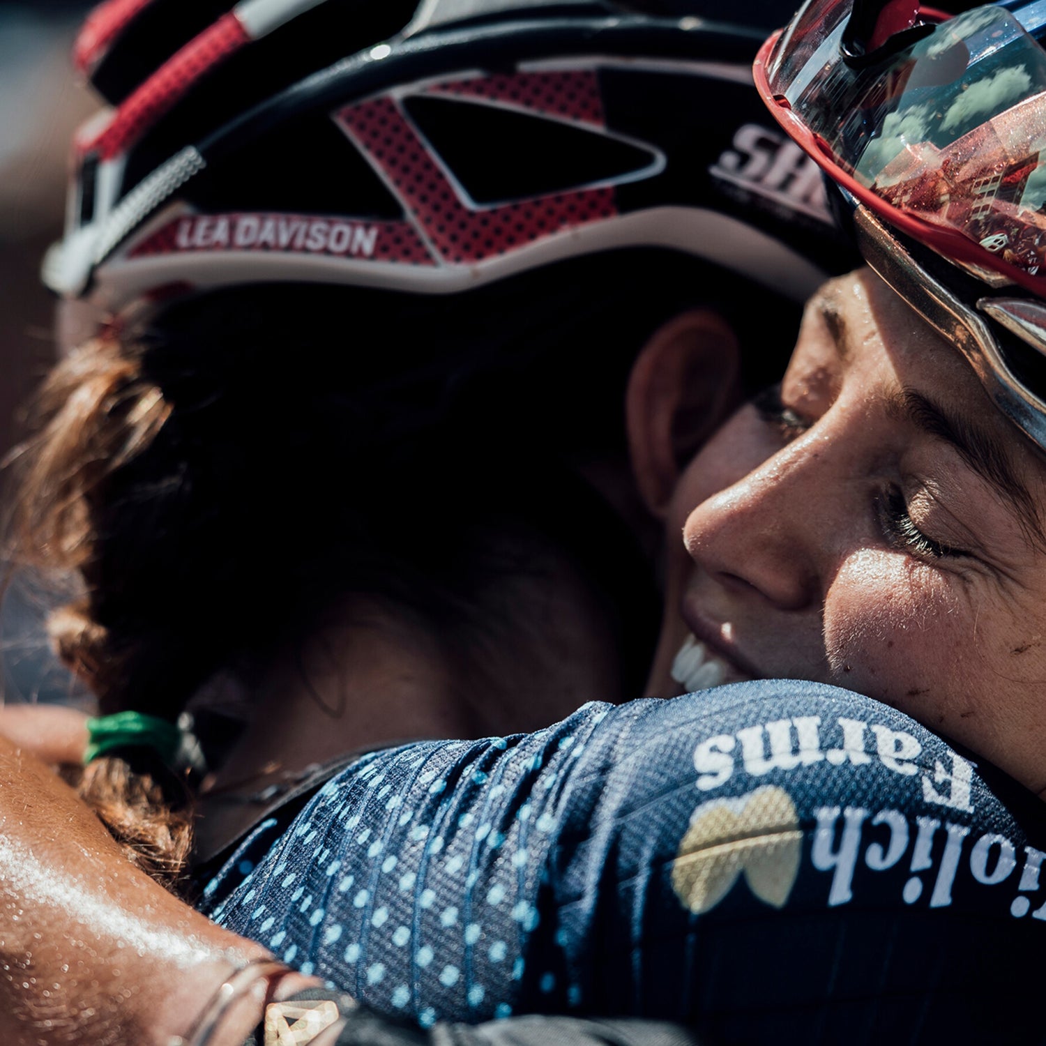Kate Courtney and Lea Davison embrace