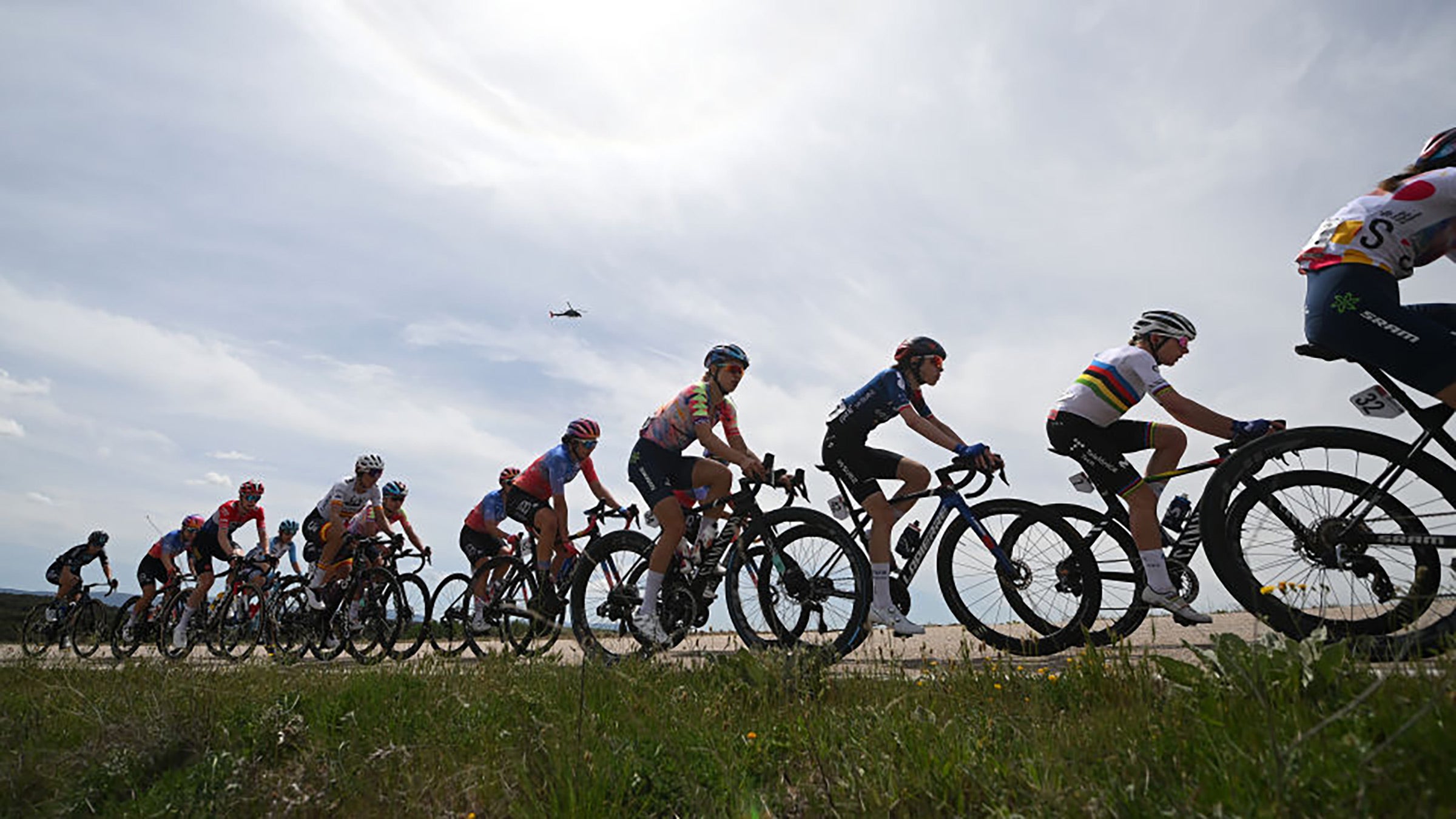 The Vuelta Feminina peloton rolls through Spain.