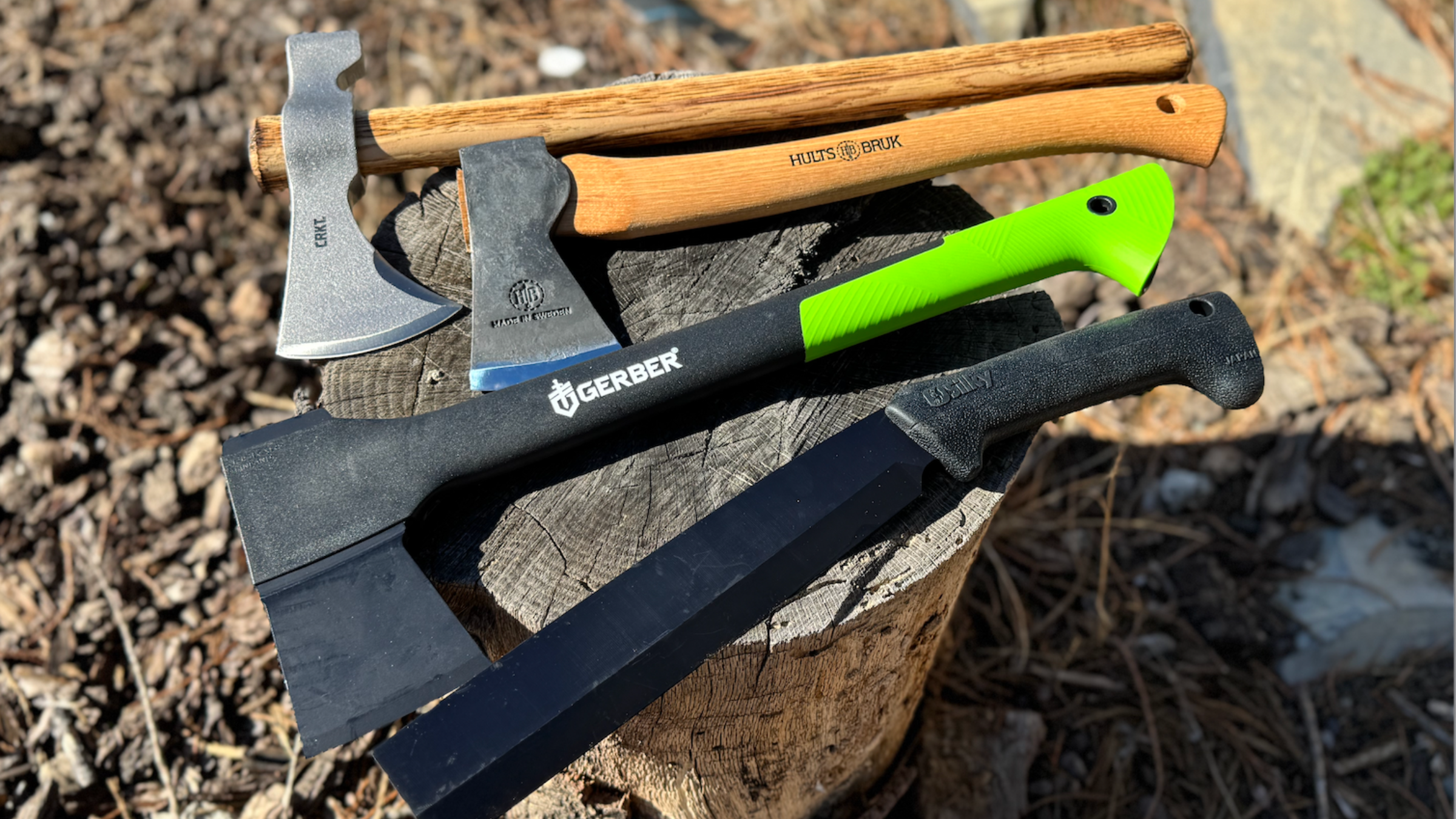 чотири найкращі сокирки різних стилів лежать на пеньку зовні